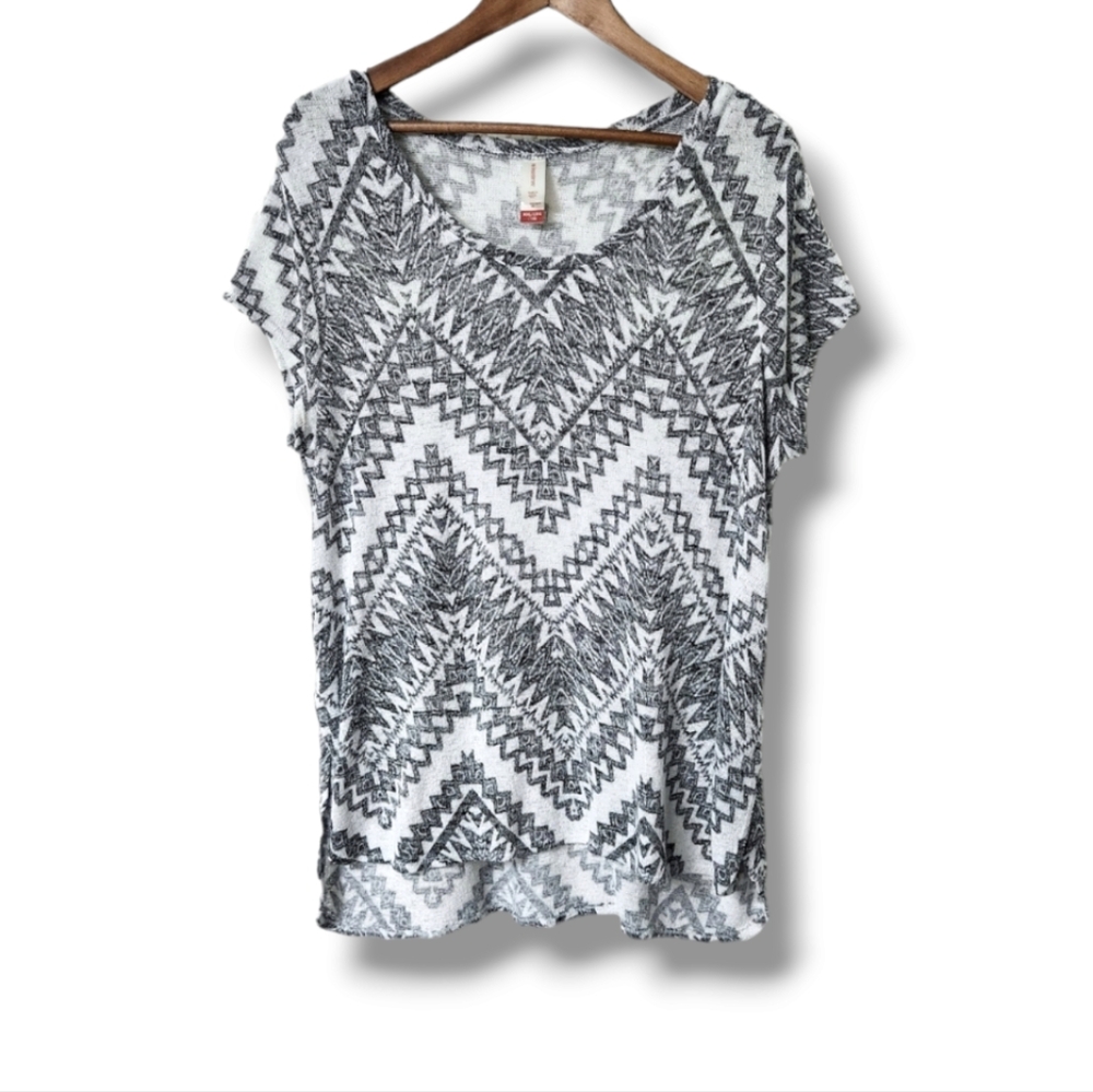 No Boundaries Chevron Print Junior's High Low Short Sleeve Knit Top w/Tulip Side